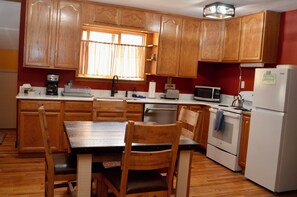 Suite, 1 cama King size, cocina, vista a la montaña (1st Floor) | Cocina privada | Microondas y cafetera y tetera 