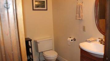 Kendall Suite | Bathroom | Combined shower/tub, towels