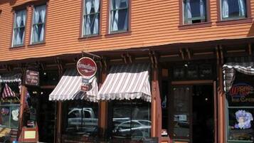 Lunch and dinner served, American cuisine