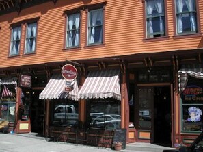 Lunch and dinner served - Smedley's Suites (Silverton)