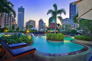 Outdoor pool - Executive Club at Windsor (Bangkok)