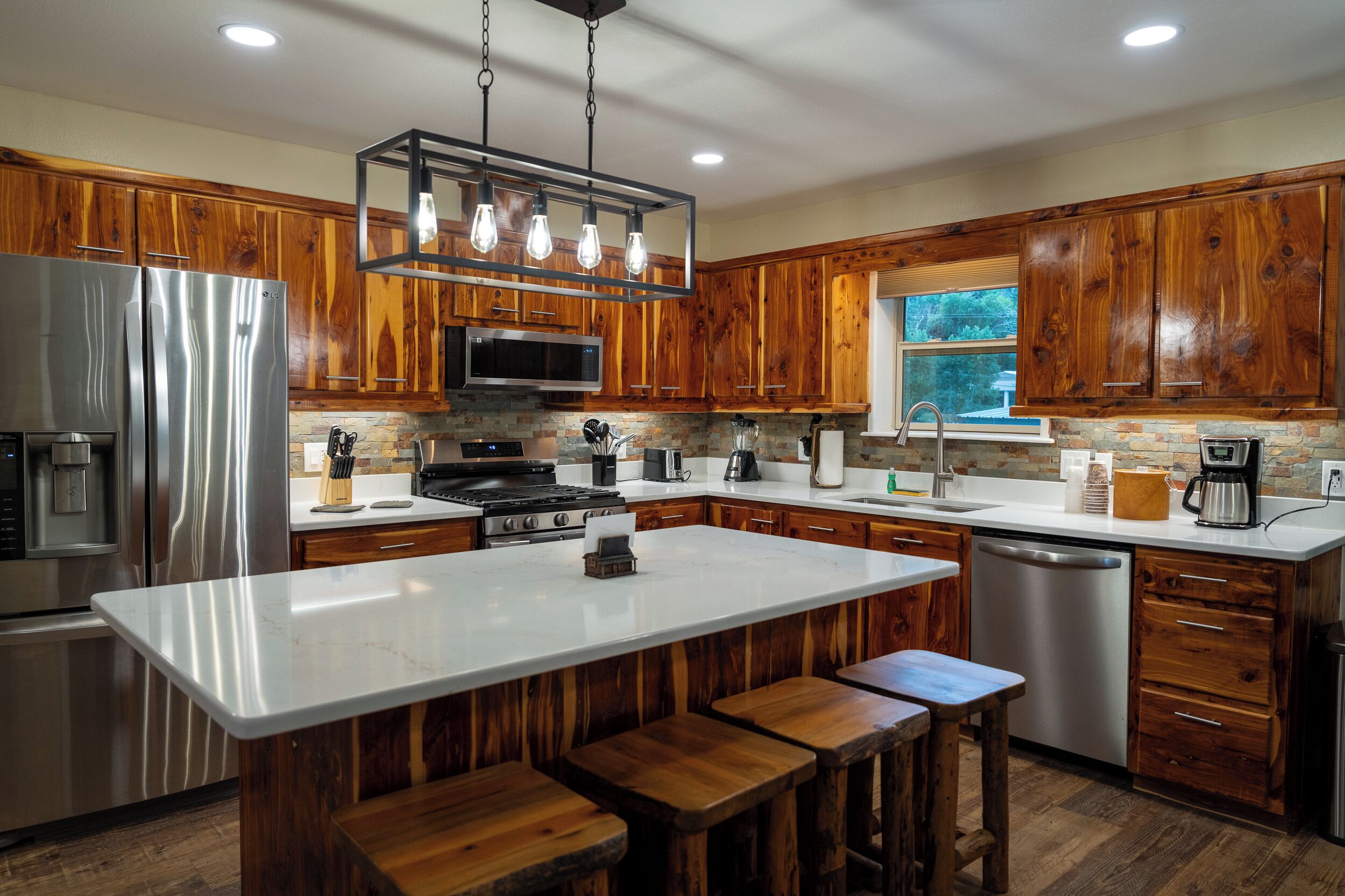 Panoramic Bungalow | Private kitchen | Fridge, microwave, coffee/tea maker