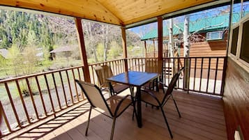 Deluxe-Ferienhütte, Flussblick | Terrasse/Patio