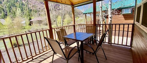Cabana luxo, vista para o rio | Terraço/pátio