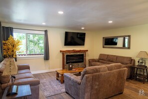 Bungalow – panorama | Oppholdsområde | En 50-tommers LED-TV med digitale kanaler samt TV og strømmetjenester