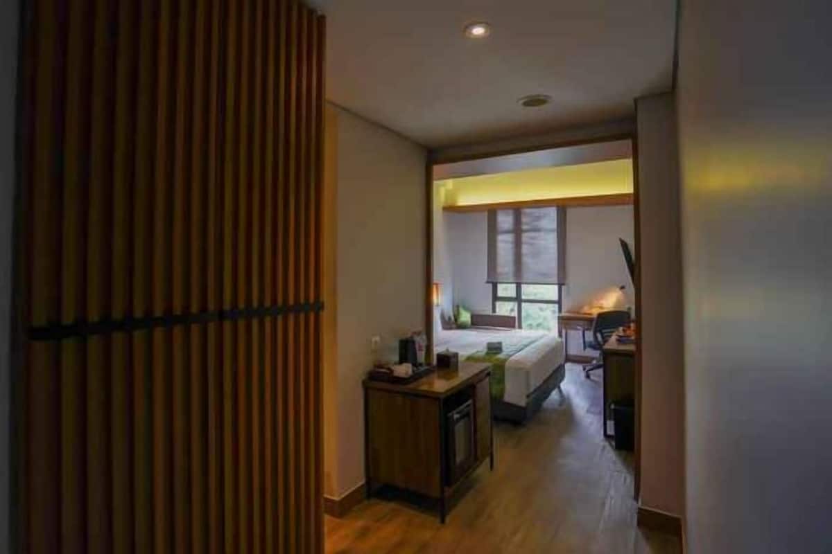 Peti besi dalam bilik, meja, katil bayi/kot (percuma), Wi-fi percuma