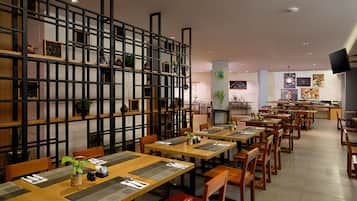 供應早餐、午餐和晚餐,國際料理