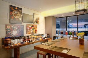 Petit déjeuner, déjeuner et dîner servis sur place