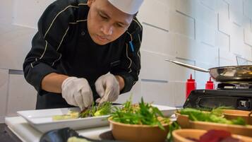 Se sirven desayunos, almuerzos, cenas y cocina internacional