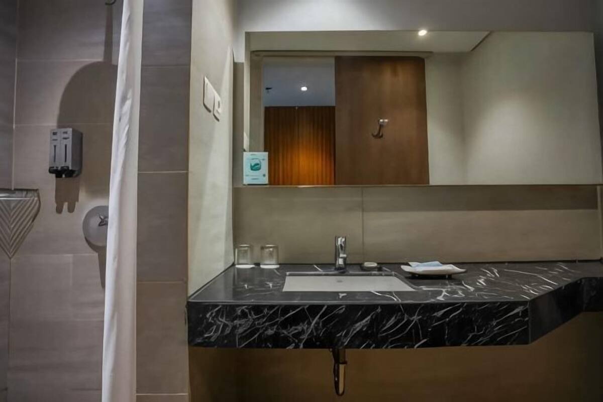 Bathroom | Shower, rainfall showerhead, free toiletries, towels