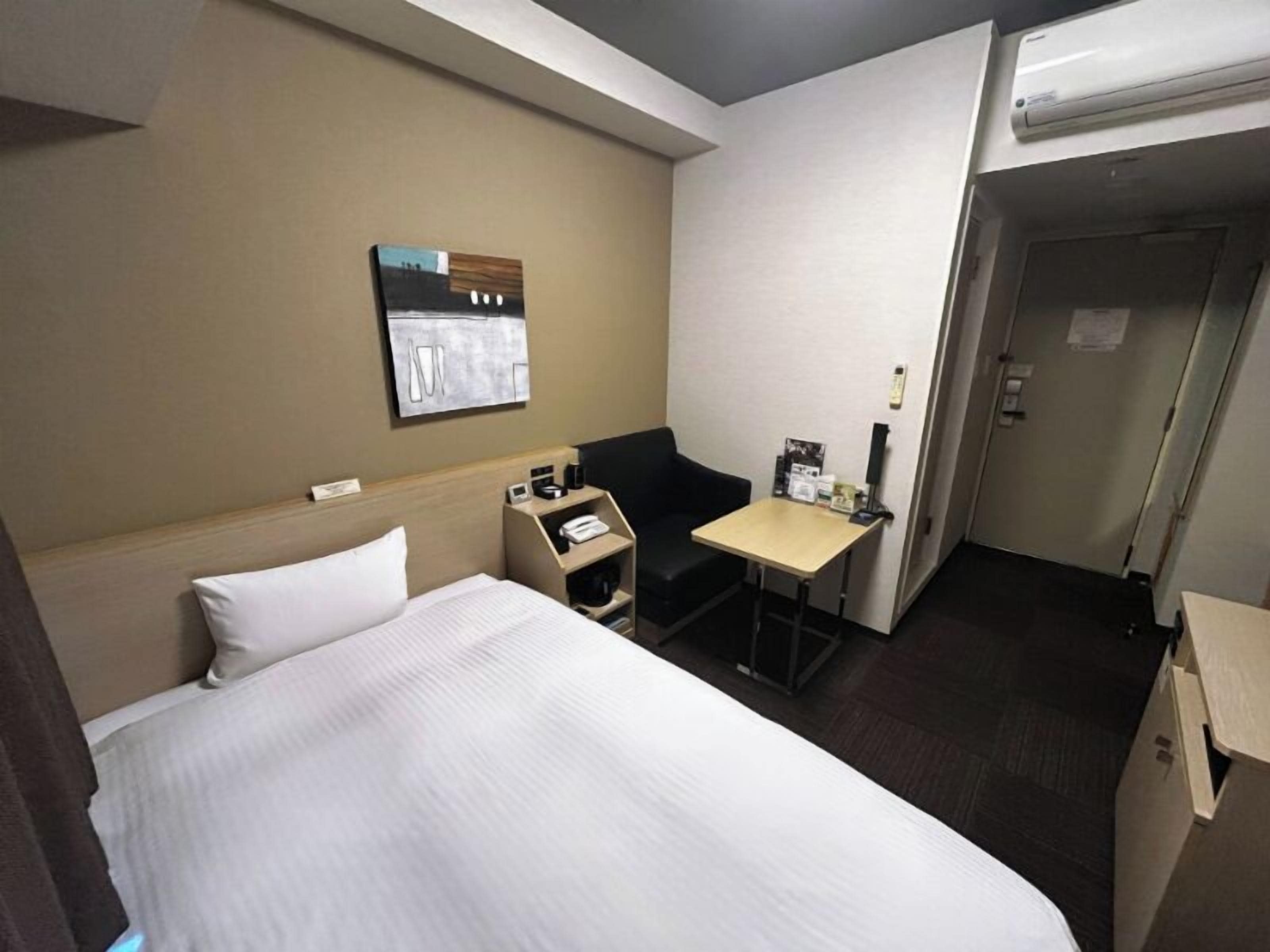 1 bedroom, desk, free wifi, bed sheets