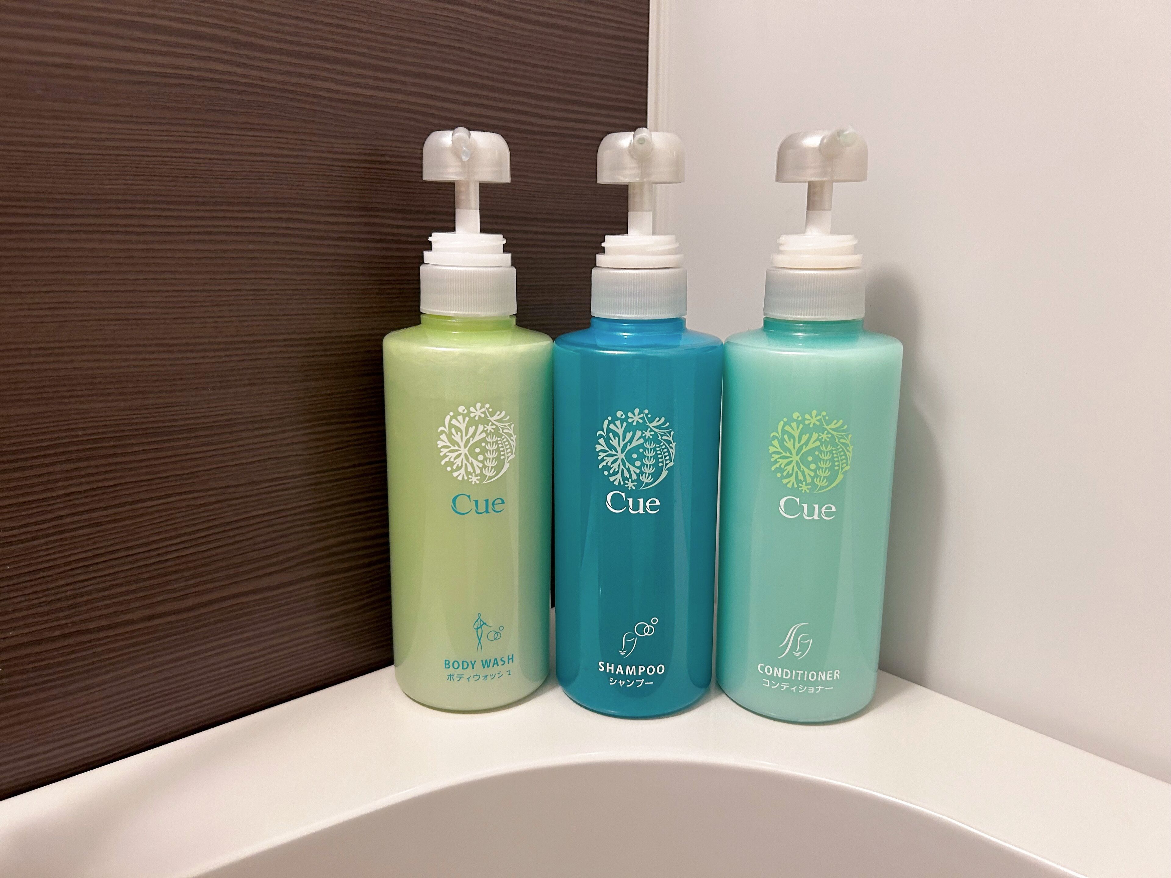 combined shower/bathtub, deep-soaking bathtub, free toiletries