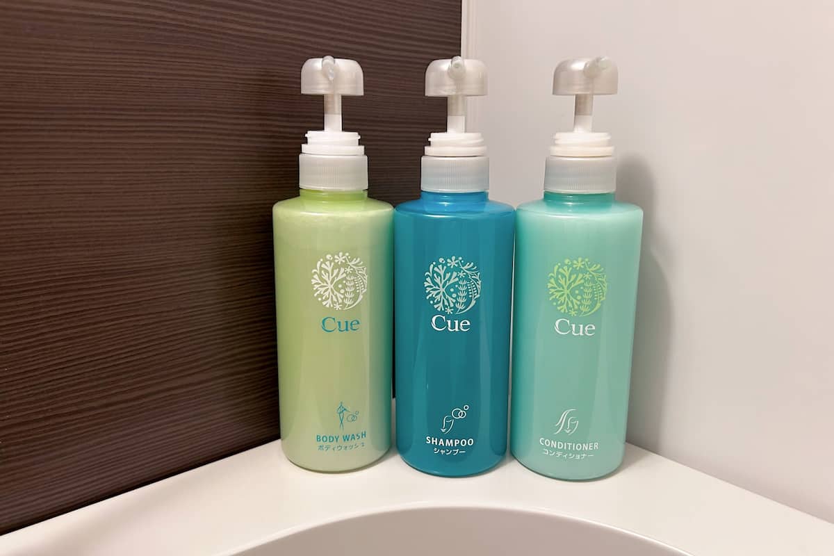 combined shower/bathtub, deep-soaking bathtub, free toiletries