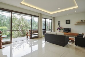 LCD TV, DVD player - Hikari Hill View 7BR Villa with a Private Pool (Cimenyan)