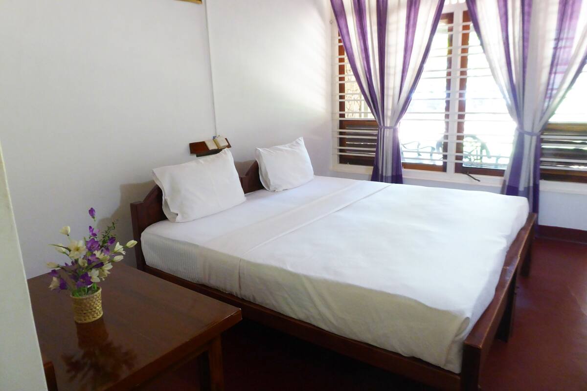 standard double room | desk, rollaway beds, bed sheets