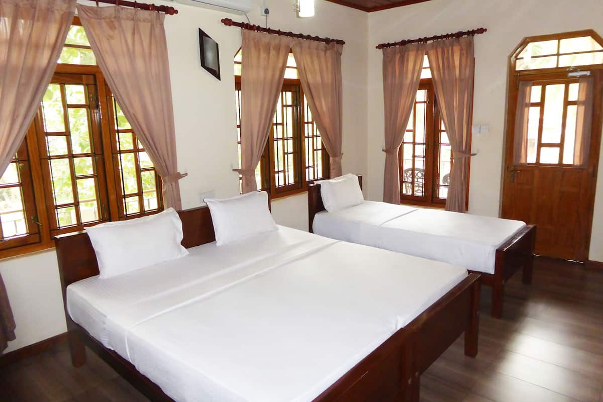 standard triple room | desk, rollaway beds, bed sheets