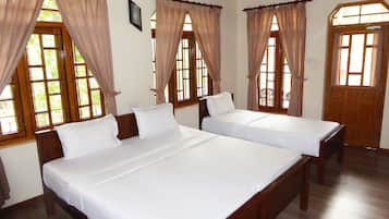 Standard Triple Room | Desk, rollaway beds, bed sheets