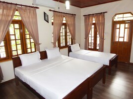 Escritorio, camas plegables/adicionales y ropa de cama 