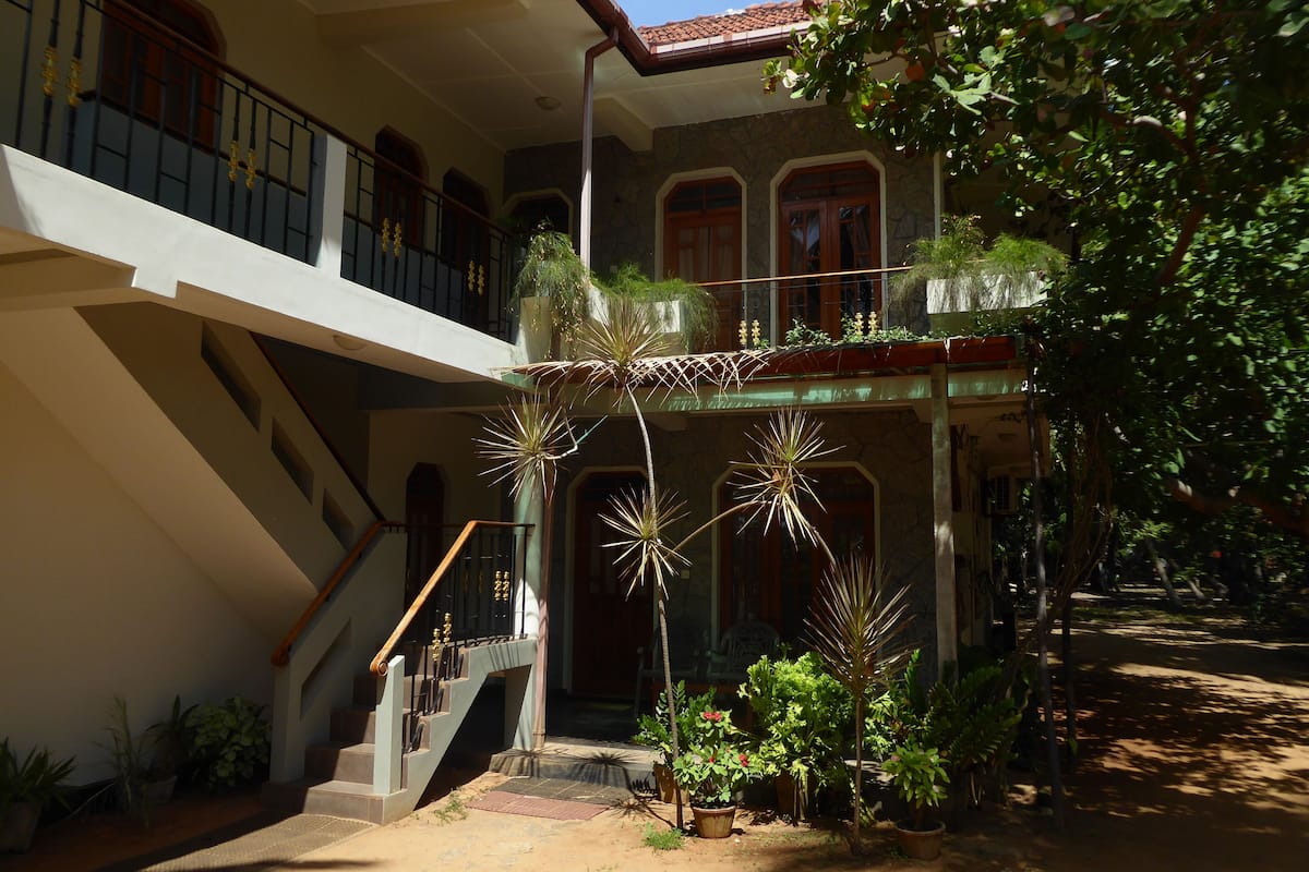 standard triple room | desk, rollaway beds, bed sheets