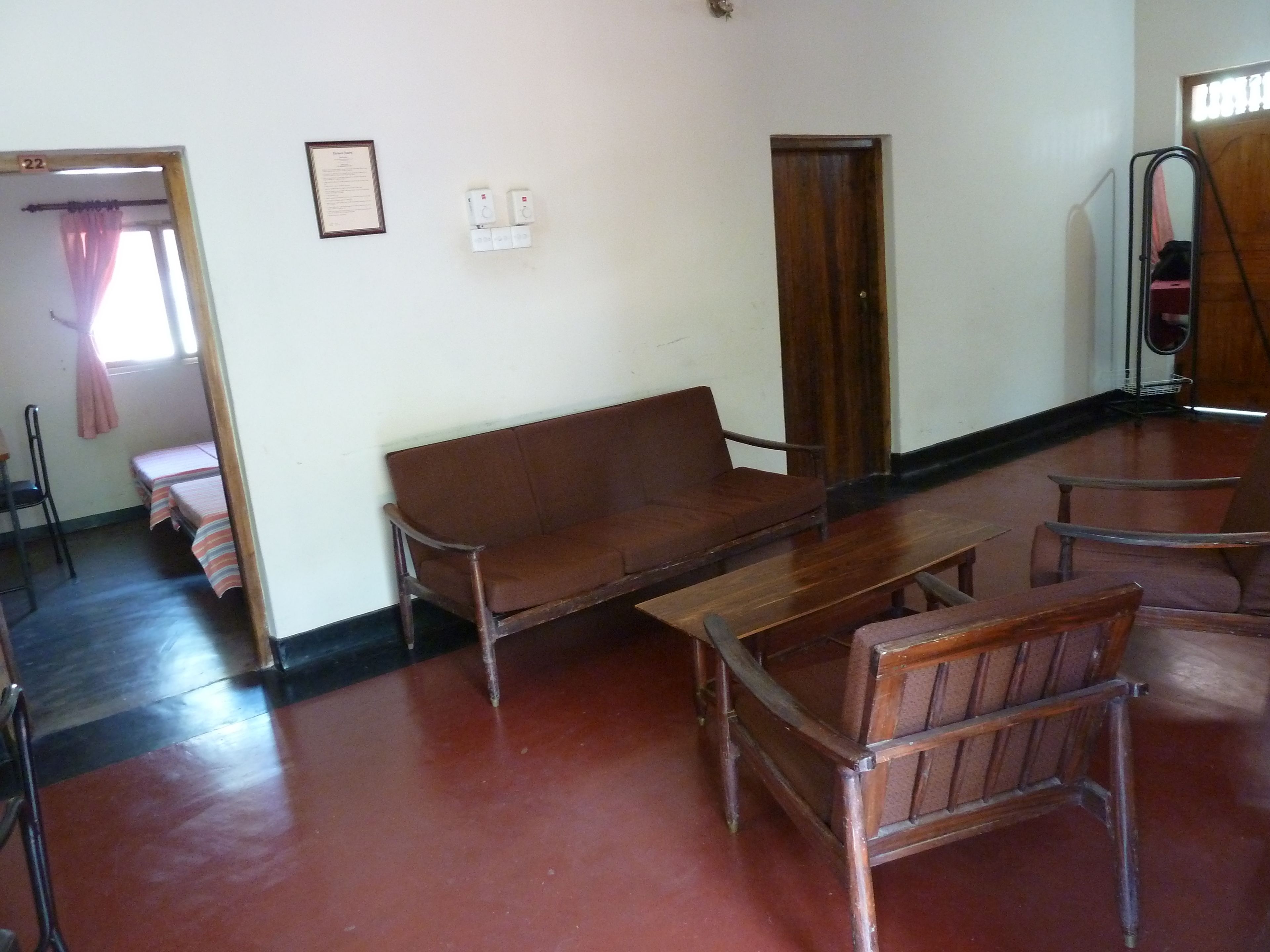 budget double room with shared bathroom and toilet | desk, rollaway beds, bed sheets