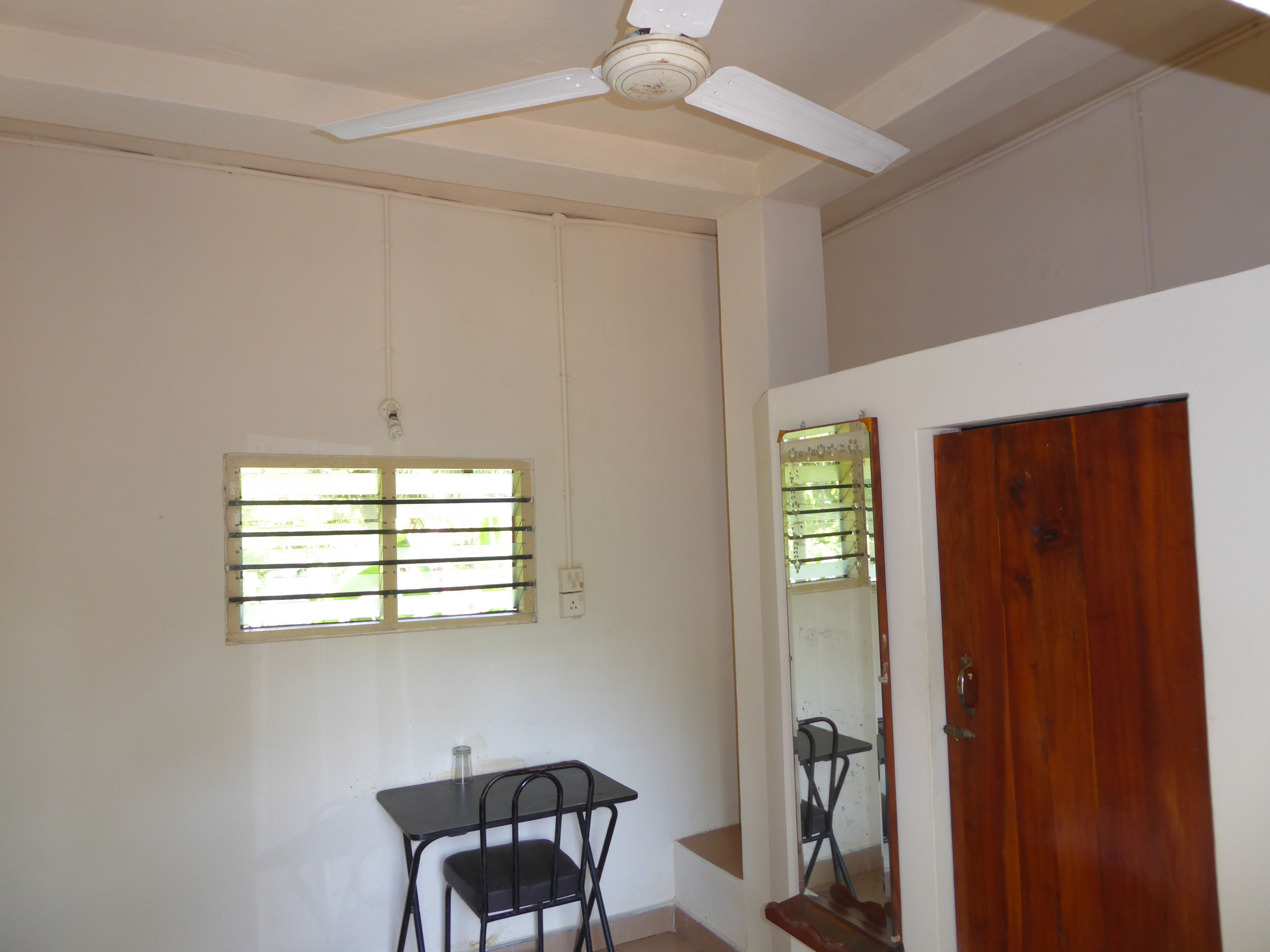 budget single room | desk, rollaway beds, bed sheets