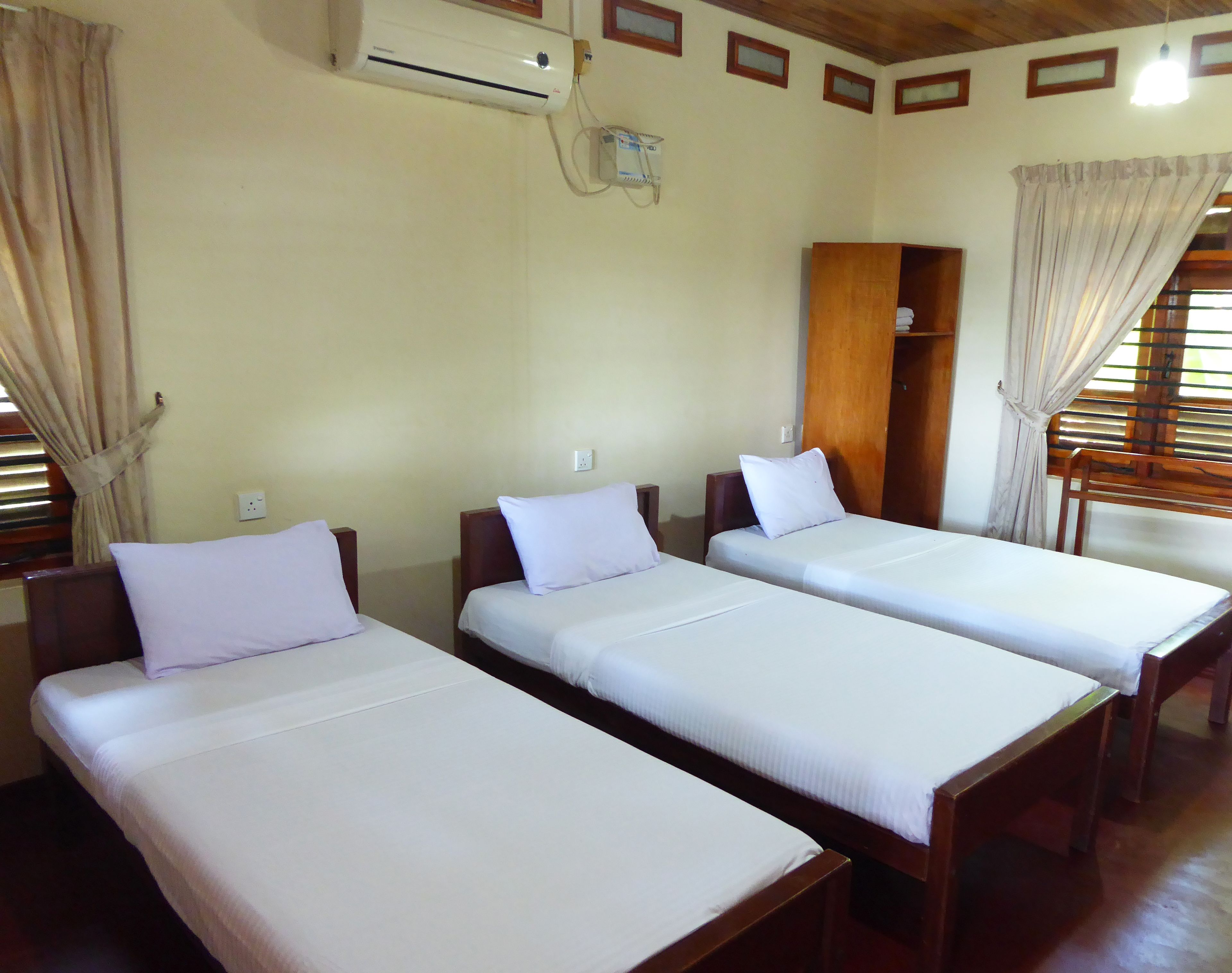 standard family room | desk, rollaway beds, bed sheets