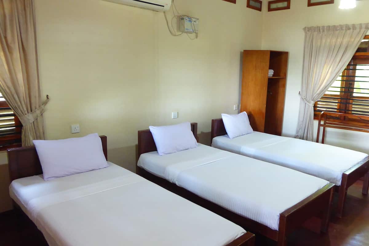 standard family room | desk, rollaway beds, bed sheets