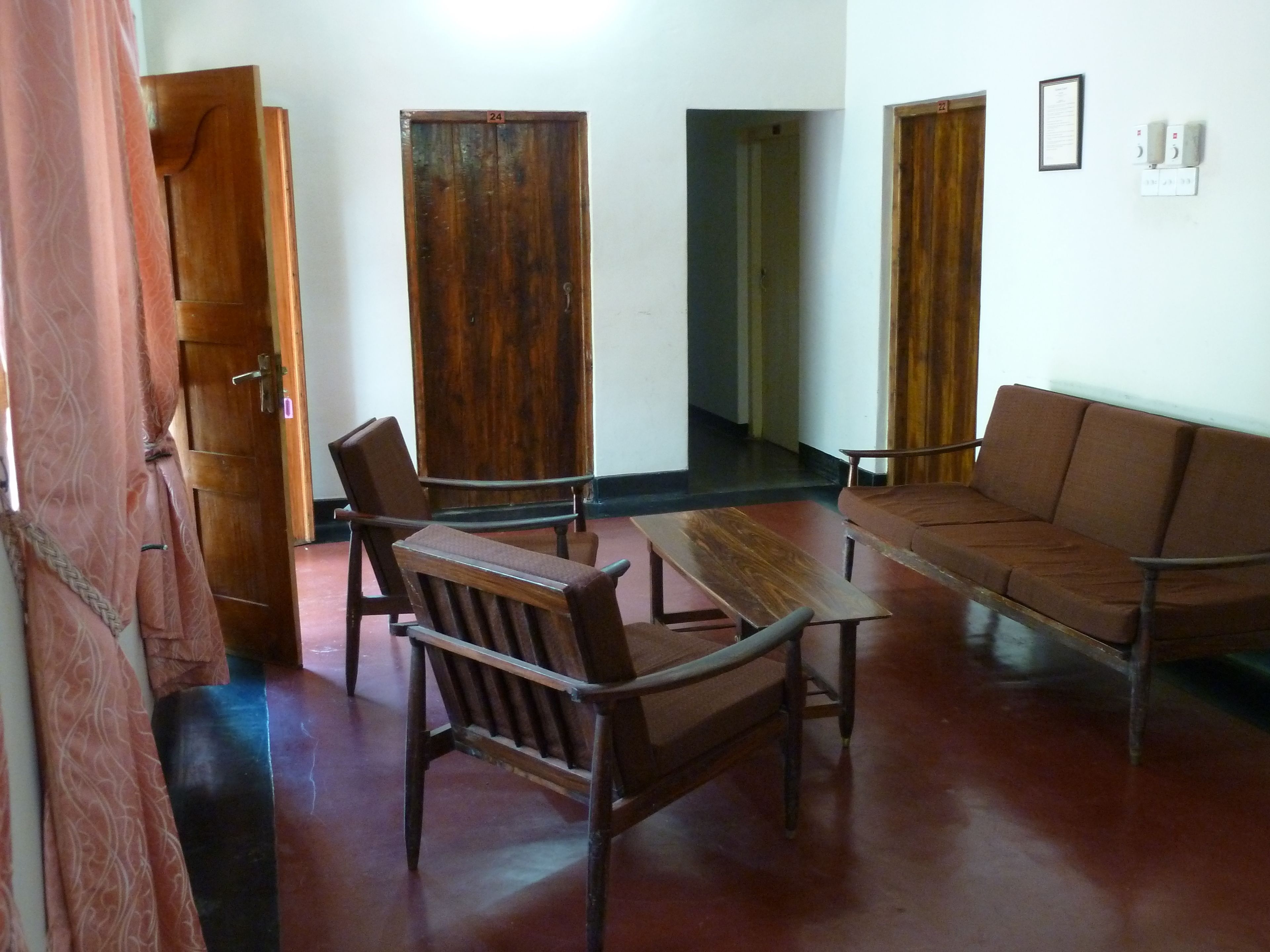 budget double room with shared bathroom and toilet | desk, rollaway beds, bed sheets