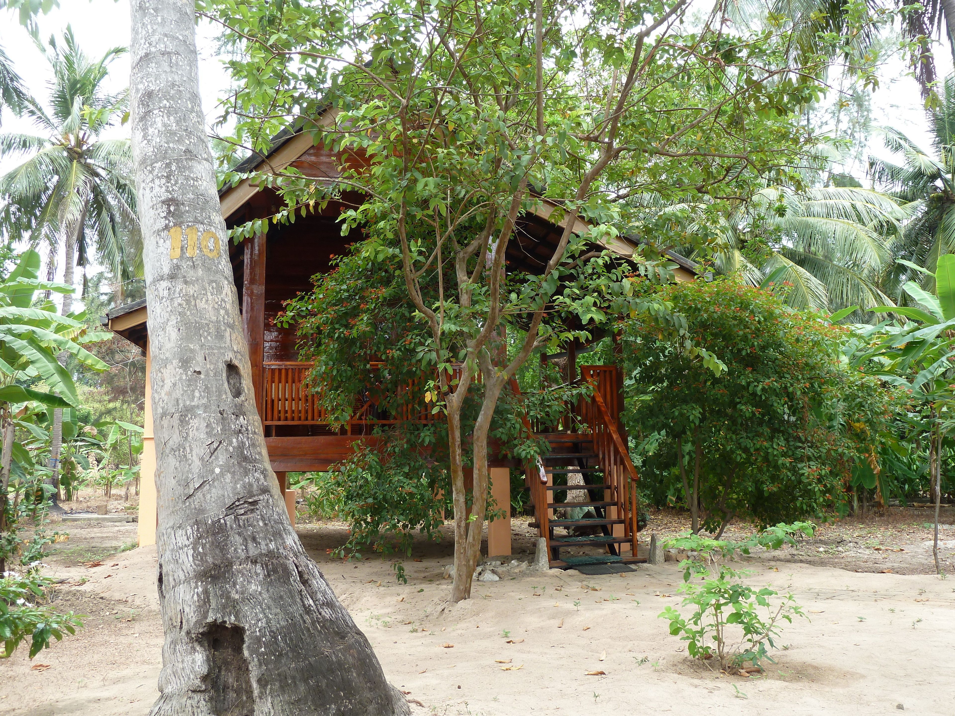 مكتب وأسرّة قابلة للطي وملاءات أسرّة