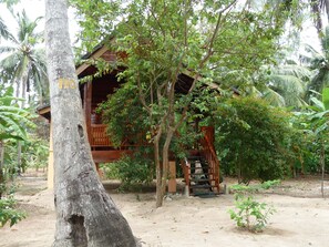 Classic Double Room with Bath | Desk, rollaway beds, bed sheets - Riviera Resort (Manmunai North)