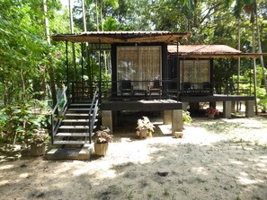 AC Lagoon View Units | Desk, rollaway beds, bed sheets - Riviera Resort (Manmunai North)