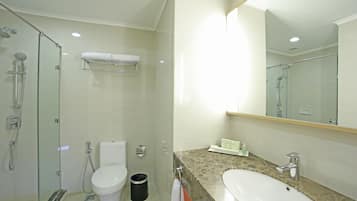Kamar Deluks | Kamar mandi | Kombinasi shower/bathtub dan perlengkapan mandi gratis
