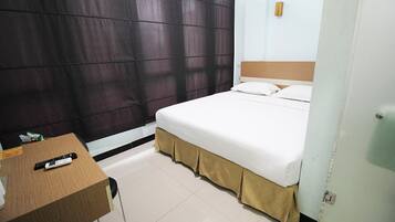 Deluxe Room, City View | Meja, Wi-fi percuma, cadar katil