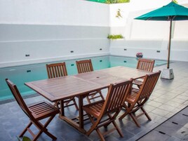 Una piscina al aire libre