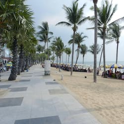 Am Strand, Liegestühle, Sonnenschirme, Strandtücher