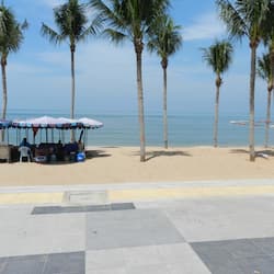 Am Strand, Liegestühle, Sonnenschirme, Strandtücher