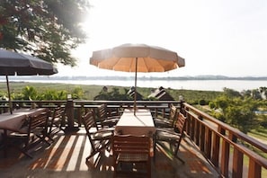 Breakfast, lunch, dinner served; Thai cuisine - Gin's Maekhong View Resort & Spa (Chiang Saen)