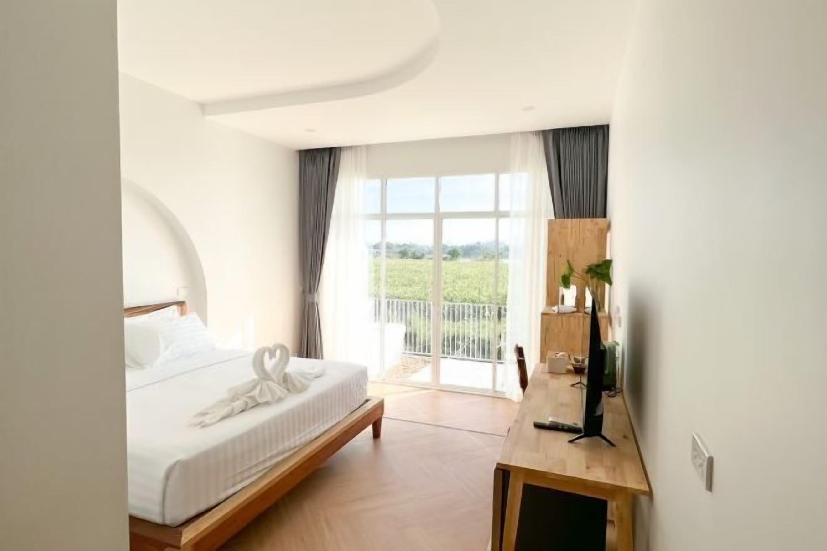 Minibar, desk, free WiFi