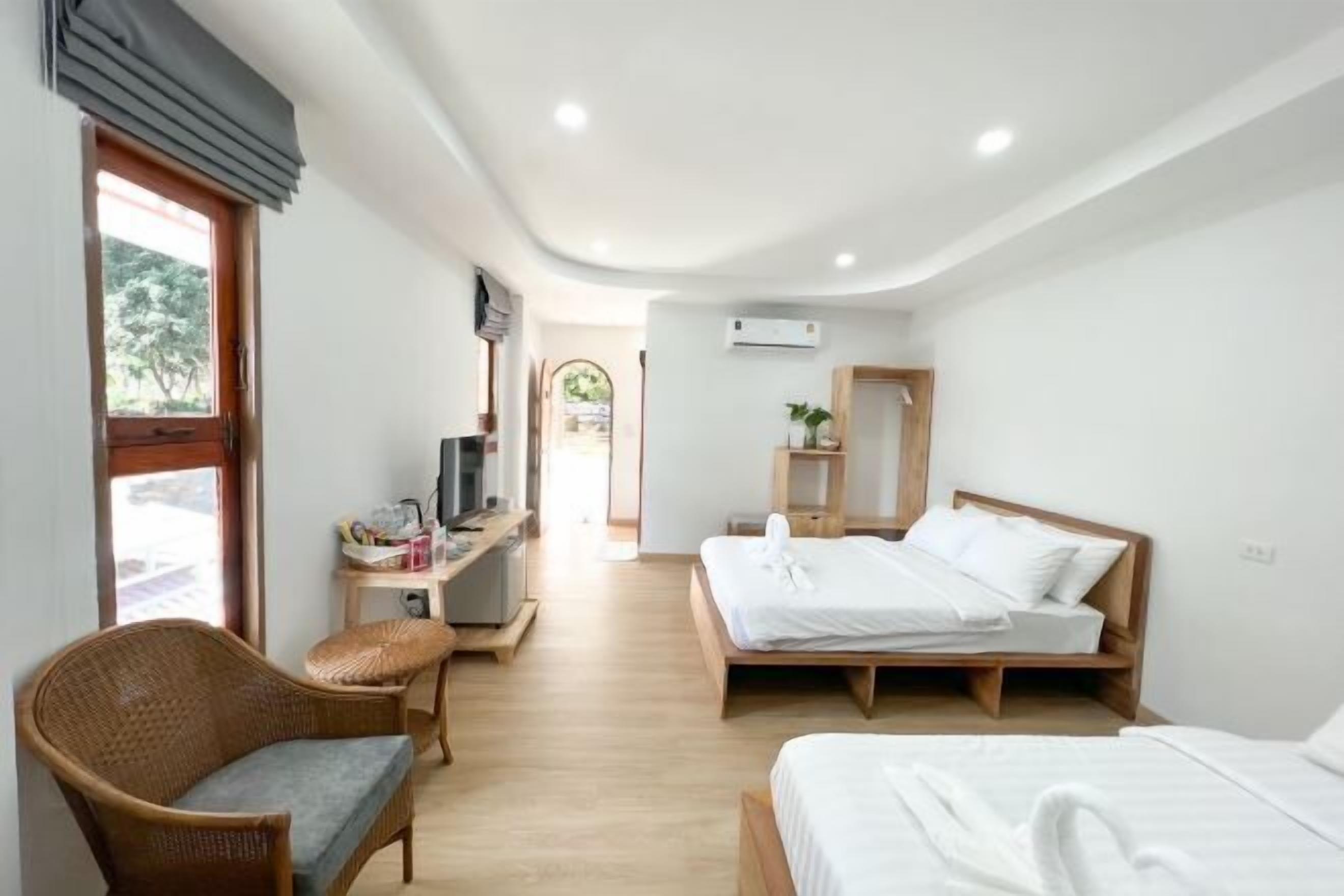 Minibar, desk, free WiFi