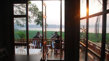 Breakfast, lunch, dinner served; Thai cuisine