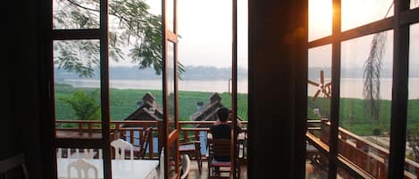 供應早餐、午餐、晚餐;泰國菜