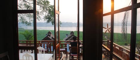 Petit-déjeuner, déjeuner et dîner servis sur place, plats Cuisine thaï 