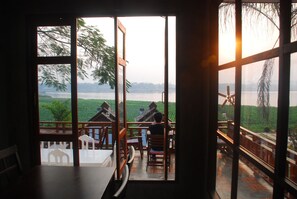 Breakfast, lunch, dinner served; Thai cuisine - Gin's Maekhong View Resort & Spa (Chiang Saen)