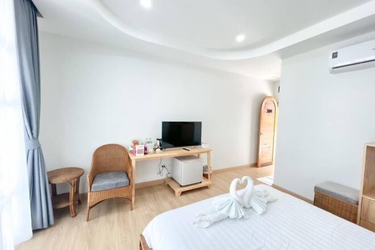 Minibar, desk, WiFi (free)