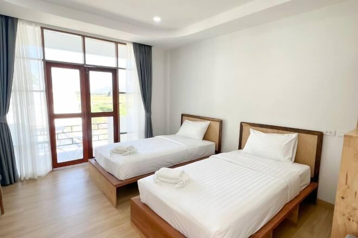 Minibar, desk, WiFi (free)