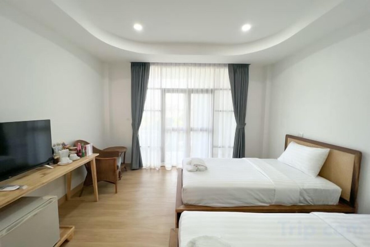 Minibar, desk, free WiFi