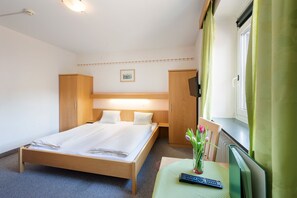 Standard Single Room | Desk, free cribs/infant beds, WiFi - Hotel Linde (Woergl)