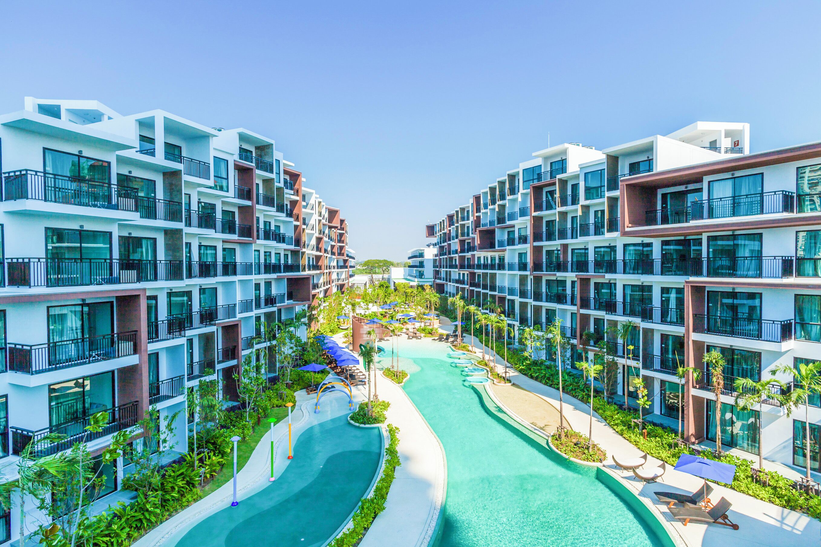 สระว่ายน้ำกลางแจ้ง, เก้าอี้อาบแดดริมสระ