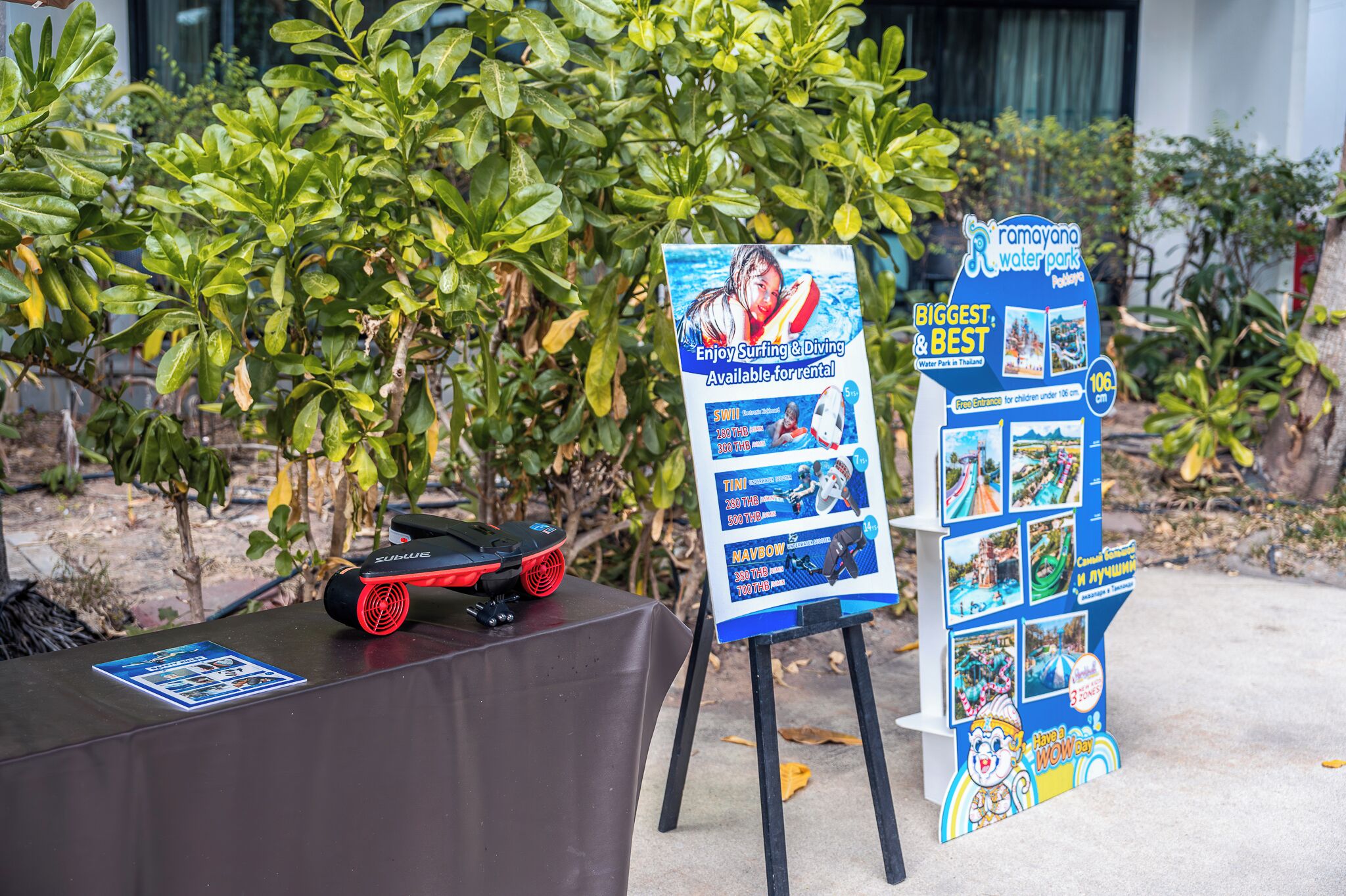 Un expositor promocional de los parques acuáticos Ramayana, con una tabla de surf y un pequeño coche de juguete.