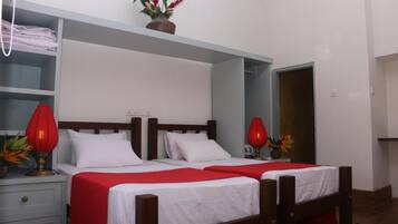 Desk, soundproofing, free WiFi, bed sheets